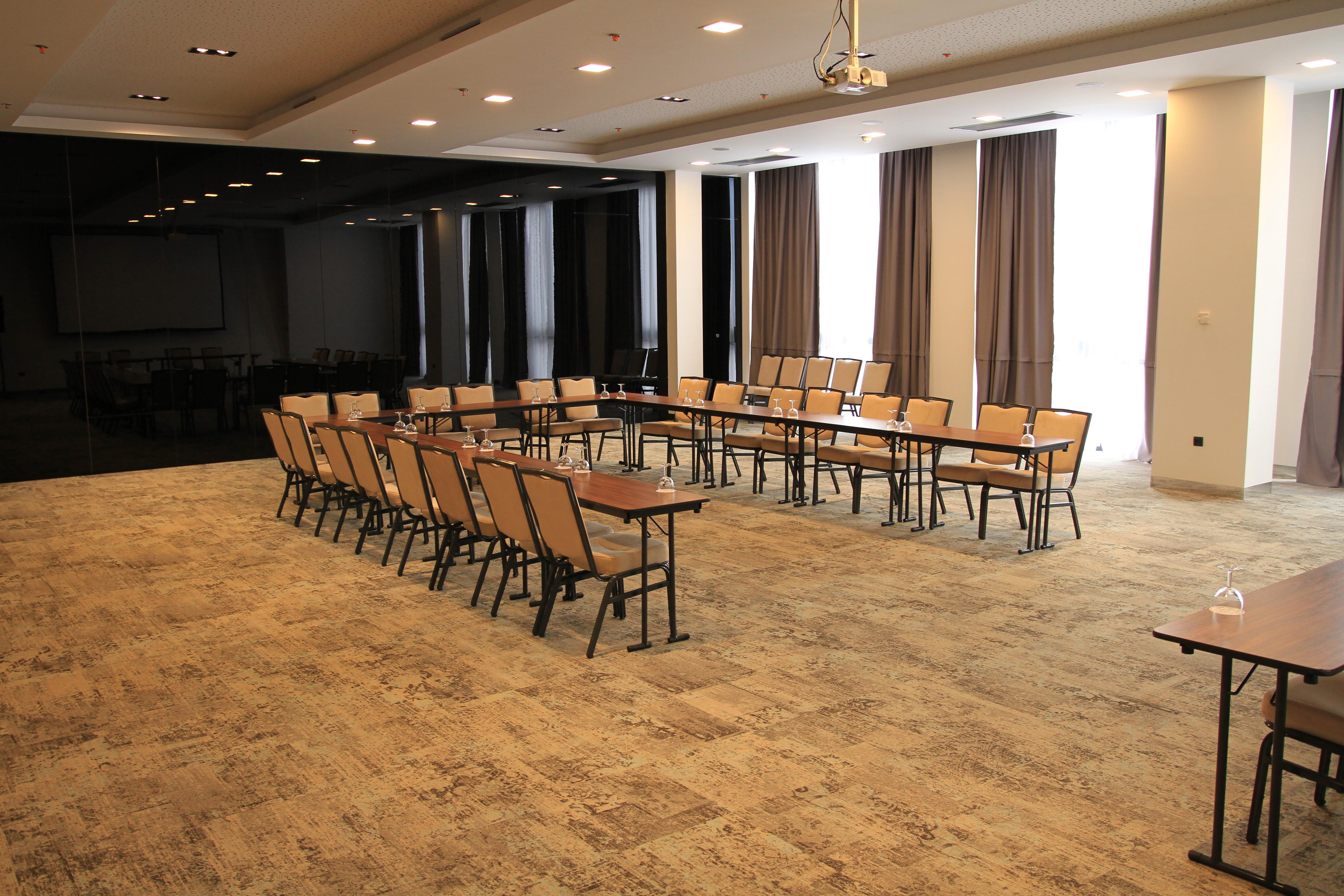 Hotel Hills Sarajevo Congress & Thermal Spa Resort Ilidža Luaran gambar A meeting room at the hotel