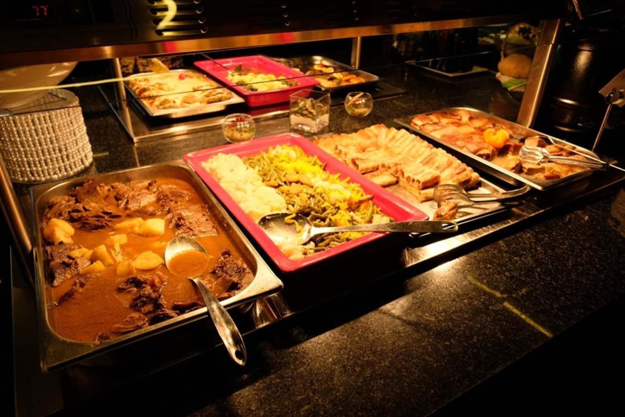 Hotel Hills Sarajevo Congress & Thermal Spa Resort Ilidža Luaran gambar A hot buffet